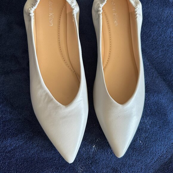 Calvin Klein pointy light gray leather flats - Picture 2 of 3